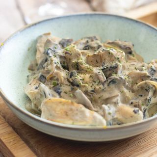 Plat de Poulet à la crème champignon + pâtes + frites