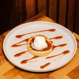 Tarte fine aux pommes, glace caramel beurre salé 