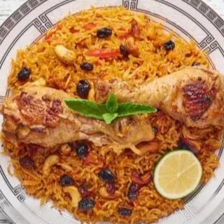 رز بسمتي كبسة مع مكسرات وقطعتي پيلون دجاج )2 pilon )