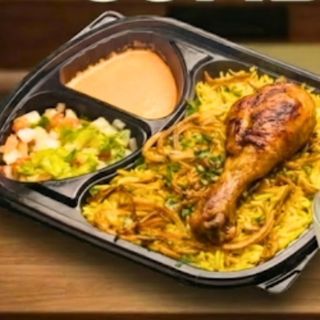 طبق رز برياني مع قطعة دجاج پيلون (1 pilon) + ميني سلطة وصوص