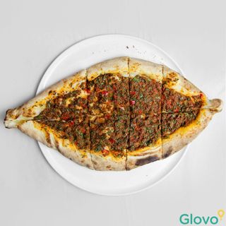 بيتزا البيتا التركية باللحم المفروم (كفتة)