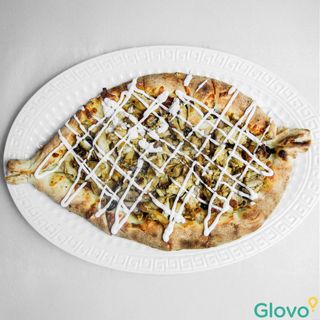 بيتزا البيتا التركية بالشاورما والموتزاريلا