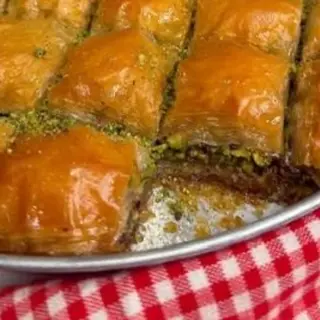 قطعتي بقلاوة بالمكسرات
