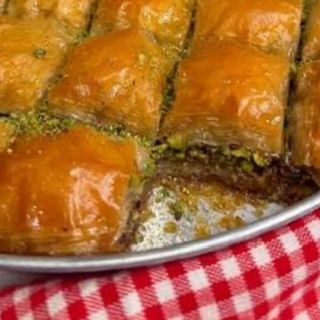قطعتي بقلاوة بالمكسرات
