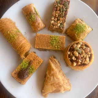 اربع قطع من البقلاوة والكنافة