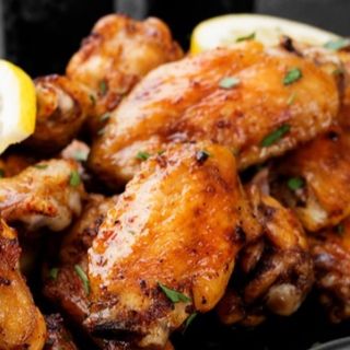 طبق رز بسمتي مع 6قطع اجنحة دجاج مشوية