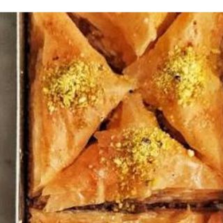 قطعة بقلاوة مثلة بالفستق