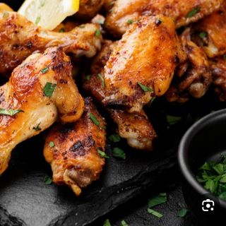 طبق قطع اجنحة دجاج مشوية