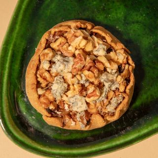 Tarte rustique oignons caramélisés, noix & bleu d'Auvergne (NEW - édition limitée de saison)