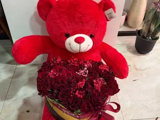 Grand nounours boit de fleurs