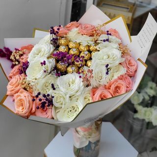 bouquet seville 16 chcolat and 30 pink and white flowers