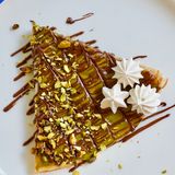 CRÊPE CHOCOLAT, ÉCLAT DE PISTACHE, ÉCLAT DE MERINGUE