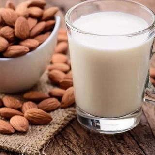 عصيرالحليب باللوز