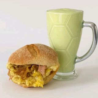 Khbiza omelette luncheon + jus d'avocat 