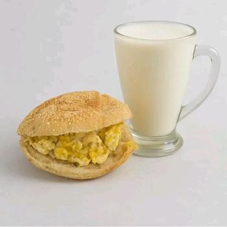 Khbiza omelette +jus de banane au lait