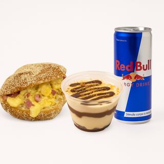 Khbiza omelette luncheon fromage rouge +redbull+tiramissu