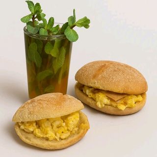 Khbiza omelette fromage rouge +khbiza omelette luncheon +thé 