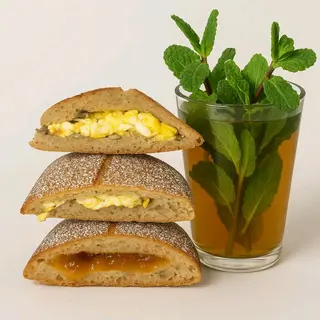 Mhiricha omelette +mhiricha fromage et miel+ thé à la menthe