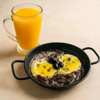 Mkila omelette khlii + jus d'orange 