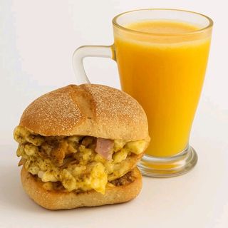 Omelette luncheon,fromage rouge +jus d'orange 