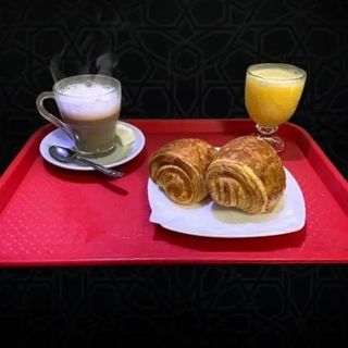 Cafe ou lait+ jus oronge+ 2 petit pan