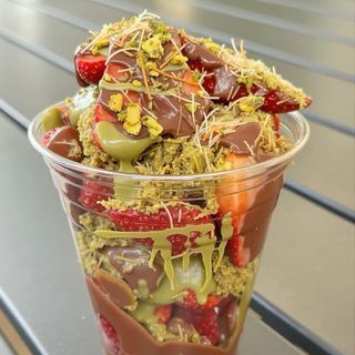 Dubai cup strawberry farawlita