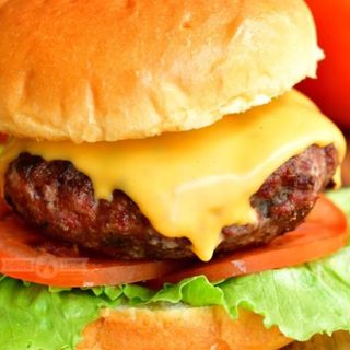 Cheese Burger(Servi avec frites)