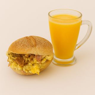 Mhiricha omelette luncheon fromage rouge + jus d'orangeMhiricha omelette luncheon fromage rouge + jus d'orange