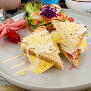 Toast Au Fromage Charcuterie