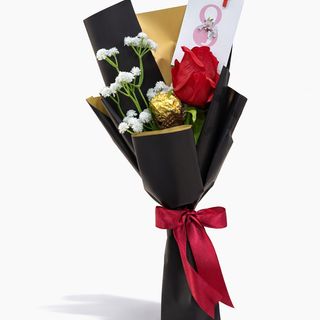 Arttificiel flower and choclate