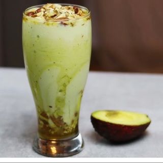 عصير افوكادو مع فواكه جافة