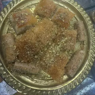صحن حلويات شاميه مشكلة كبير