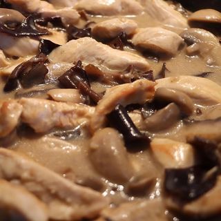ÉMINCE DE POULET EN SAUCE AUX CHAMPIGNONS