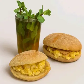 Mhiricha omelette luncheon + Mhiricha omelette fromage rouge +Thé