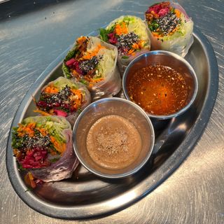 Summer rolls with raw vegetables (vegan)