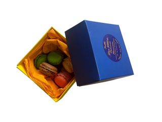 Boite de huit macaron aromatisé en quatre parfum vanille chocolat framboise pistache