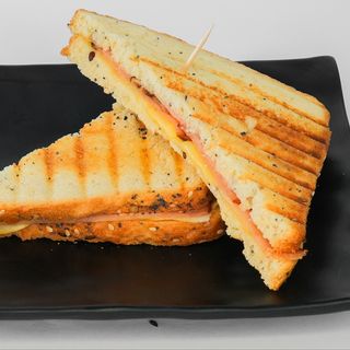 Toast au fromage et filet de dinde fumée