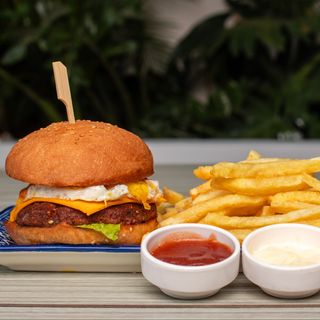 Hamburger Aux Oeufs Et Frites Maison