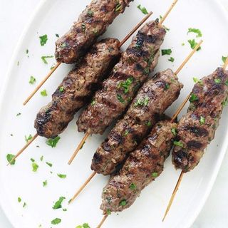 Plat viande hachée brochette