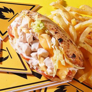 Sandwich poulet sauce fromagère ( Type tacos ) BEST SELLERS !! + Frite 