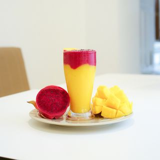 jus de Mangue et Fruit du Dragon