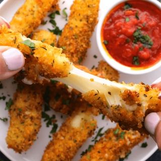 06 pieces Mozzarella sticks