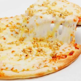 بيتزا دجاج بالصوص البيضاء