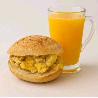 Omelette fromage rouge + jus orange 