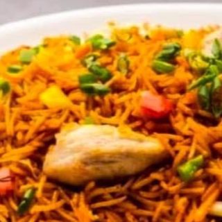 طبق رز كبسة سپايسي+پيلون دجاج مدخن+ميني سلطة+ميني صوص