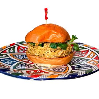 Burger tagine poulet aux olives avec frites