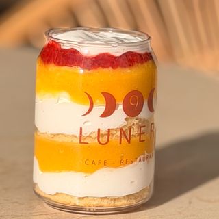 mango strawberry can cake