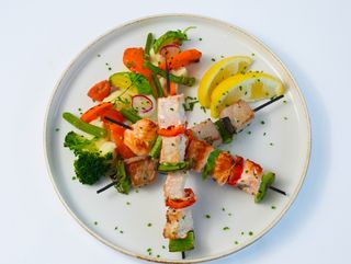Brochette de poissons assortis