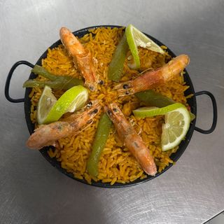Paëlla traditionnelle aux fruits de mer
