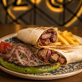 Wrap de shaslik Kebab avec frites